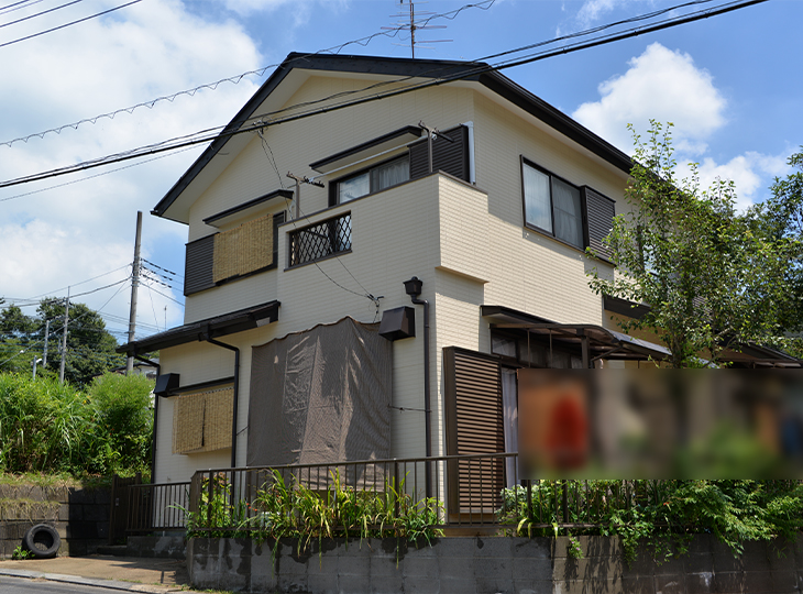 外壁は無機の有する艶消しの自然な風合いしっくい調の仕上りで、吸水防止性と撥水性でカビや汚れの付着を抑えレンジフード下も綺麗な状態を維持し、長期にわたり美観を保ちます。