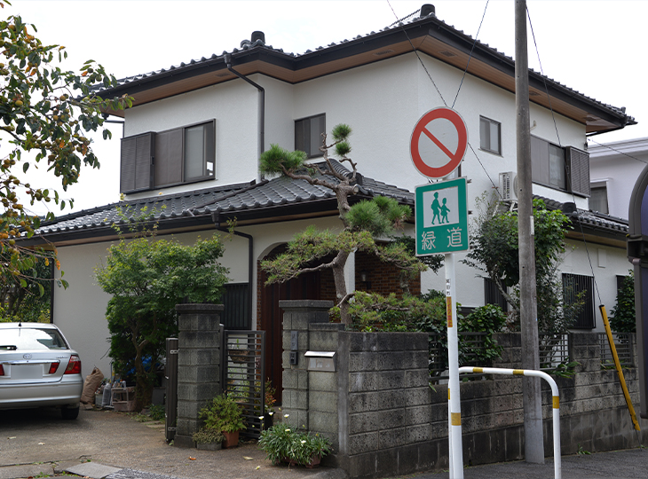 外壁は、紫外線に強く従来のフッ素樹脂塗料よりも耐候性に優れています。汚れにくく、長期間美しさを維持します。