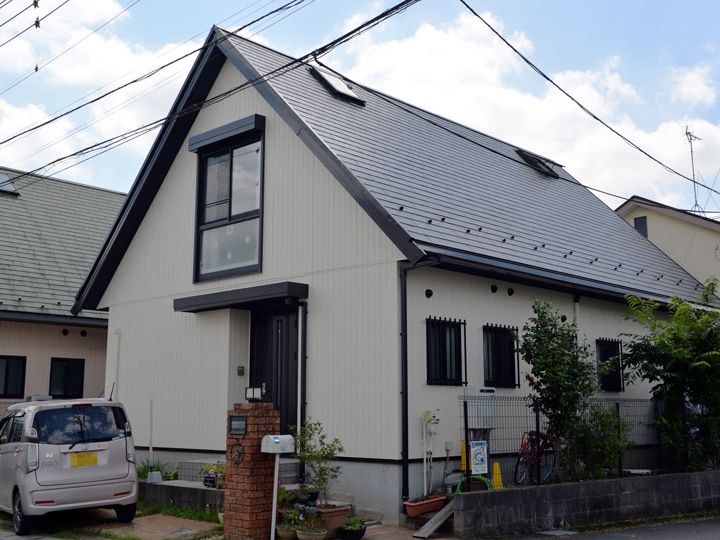 外壁は、優れた耐候性を持つフッ素樹脂塗料に柔軟性を持たせ塗膜の劣化要因を制御して、塗装後の美しい仕上がりを更に永く保ちます。