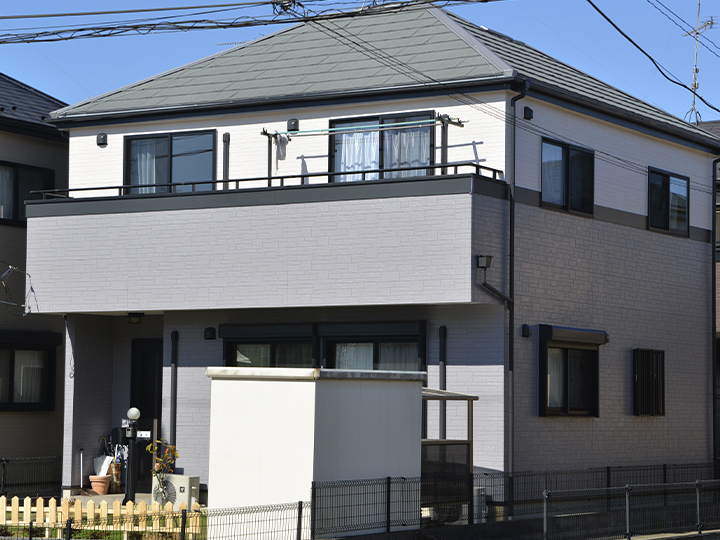 屋根はカバー工法で、直線的でとてもシンプルで美しいデザイン性