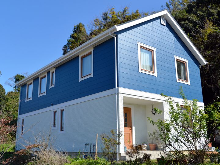 屋根は撥水性・耐久性・耐候性に優れた塗料で高温・多湿・高紫外線などの厳しい自然環境から大切な家を守ります。
