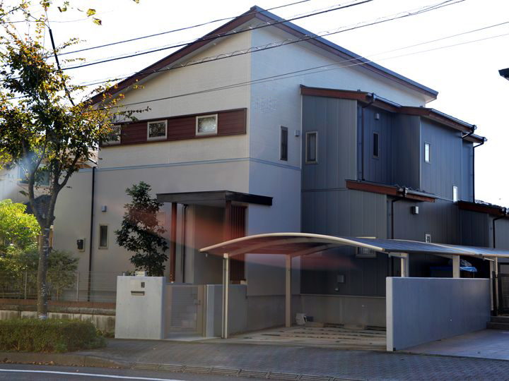 外壁は、フッ素樹脂塗料を凌ぎ長年経過しても高い光沢を維持し、変色が少ないのが特徴です。塗り替えが少なくライフサイクルコストの削減につながります。