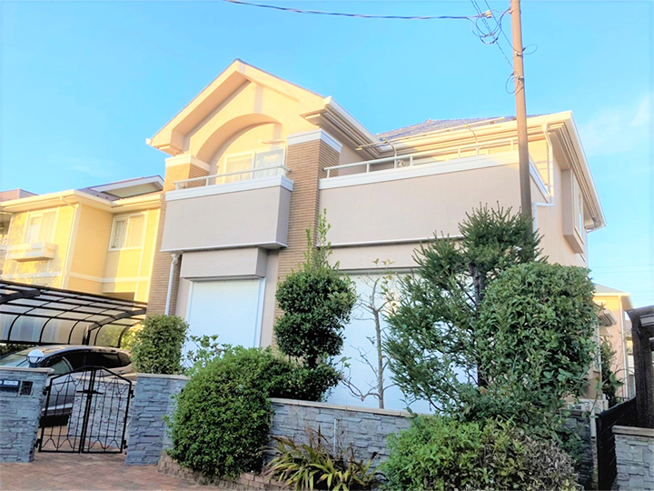 耐UV性と耐酸性を強化しフッ素に優る耐候性で屋根を美しく守ります。塗膜をクリヤー層で保護することで塗上がりの艶感がアップし艶ムラが低減されます。