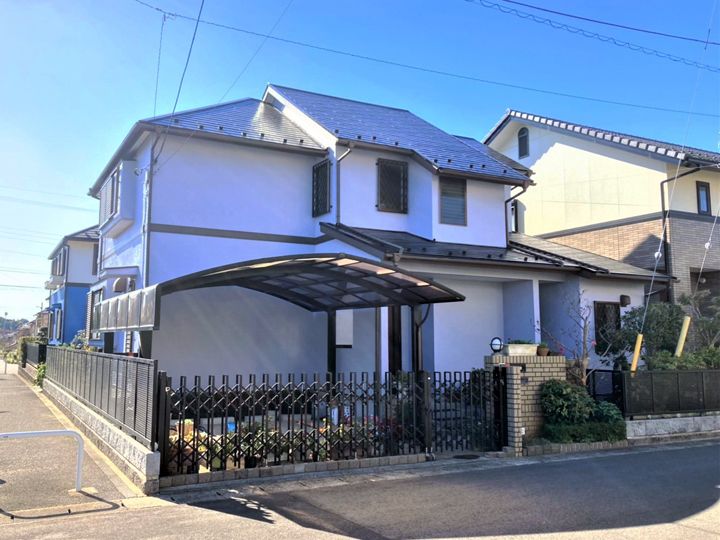 屋根は、優れた浸透力で素地にくさび効果を発生し高い密着性を発揮します。刺激臭も少なく環境に優しい塗料です。