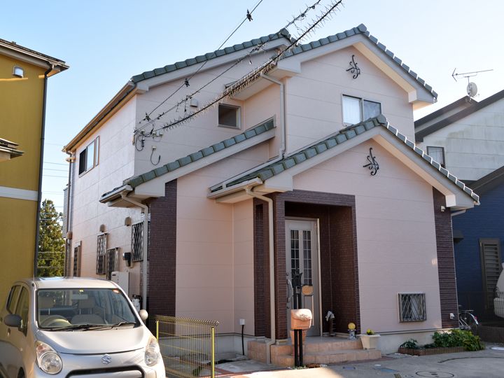 外壁は、埃や塵が付着しても雨水と共に自然に洗い流され、壁が汚れにくく防かび性も高く壁に付着するカビに対して高い抵抗力を発揮し発生を抑制します。