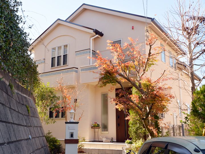 外壁は、無機の有する艶消しの自然な風合いでしっくい調仕上げです。吸水防止性と撥水性でカビや汚れの付着を抑え長期にわたり美観を維持します。