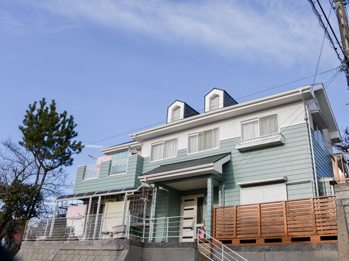 屋根に使われてる塗料は、異常気象など自然現象を直接影響を受ける過酷な場所を、塗膜により屋外環境からの攻撃を大幅に軽減させる事が出来、コストパフォーマンスにも優れた塗料になります。