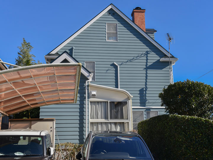 付帯部分の白と外壁のブルー系が良く合い、スタイリッシュで格好良い仕上りになりました。