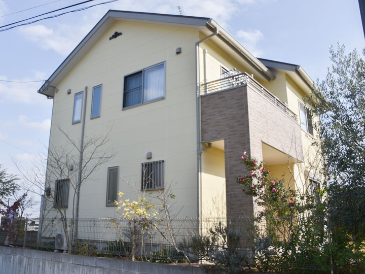 外壁はクリヤー塗装のためサイディングボードの多彩模様を活かしたまま、より長持ちすることが出来ます。また建物の美観を損なうカビや藻の発生を軽減します。