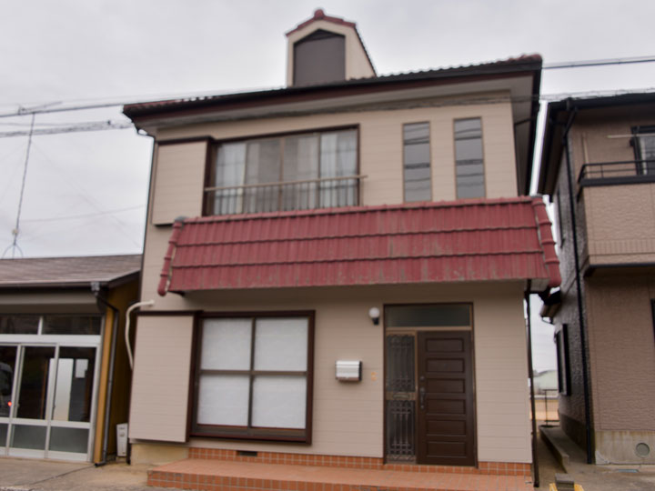 外壁はしっくい調の仕上りで、吸水防止性と撥水性効果に優れ、カビや汚れの付着を抑えるため長期にわたり美観を保ちます。