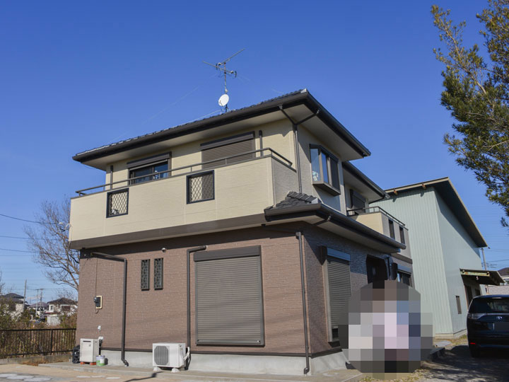 外壁は最高クラスの透湿性を発揮し、雨などの水滴は通さずに水蒸気を逃がす性質を持ちます。紫外線や熱にも強く美しい仕上がりを永く保ちます。