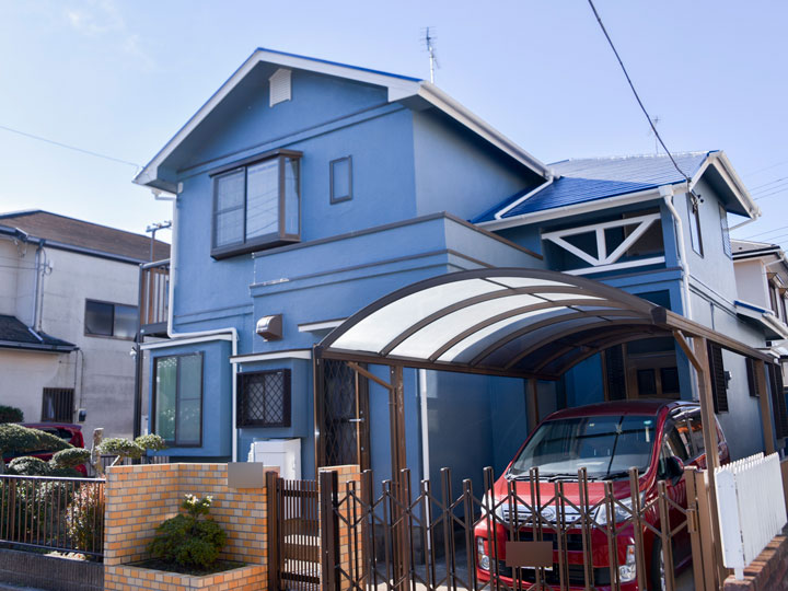 外壁は柔軟性に優れた塗膜により、ひび割れにリスクを軽減します。また、透湿性が高く雨などの水滴は通さずに水蒸気を逃がす性質を持つため、熱膨れの原因となる水分を効率的に排出することが出来ます。