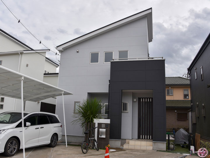 外壁は、光沢のある立体的な塗膜で高級感と重厚感がある仕上がりになります。耐候性に優れており色ムラが発生しにくいため、デザイン性がブレないことが大きな特徴です。