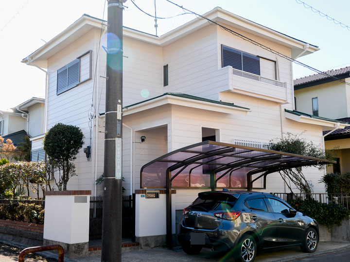 外壁は柔軟性を兼ね備えた塗膜によりシーリング上に施工した場合のひび割れリスクを軽減します。親水性の高い無機の塗膜が汚染物質を寄せ付けず、雨水で汚れを落とす特性を持ちます。