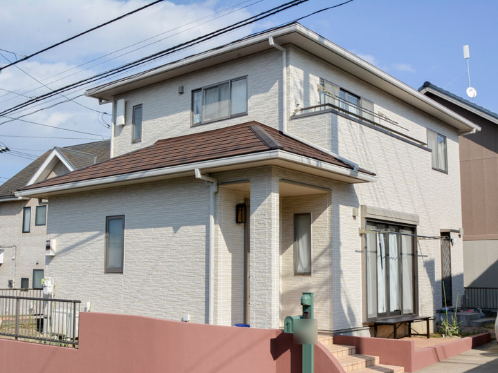 外壁は、超耐候性でフッ素樹脂塗料を凌ぎ長期にわたり高い光沢を維持し、変色が少ないのが特長です。塗り替えが少なく環境に優しくライフサイクルコストの削減になります。