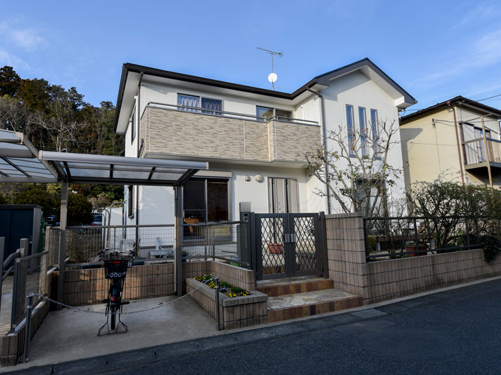 外壁は、フッ素樹脂塗料を凌ぎ長期にわたり高い光沢を維持して、変色が少ない為塗り替えが少なく環境に優しい塗料です。ライフサイクルコストの削減にもつながります。