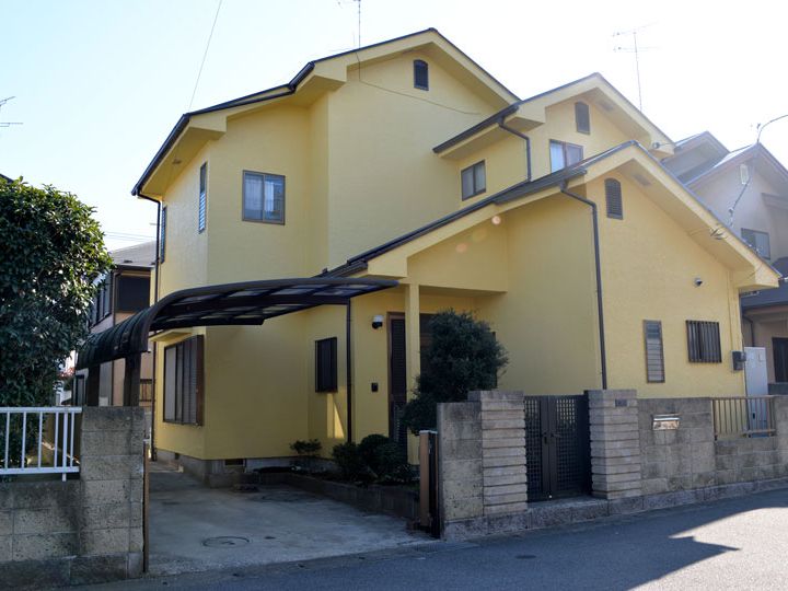 外壁は、乾燥後の塗膜は水蒸気は通しますが水分は通さず、自然の調湿機能を有し建物に優しい塗料です。また外壁面のカビを抑制すると共に劣化を防ぎます。