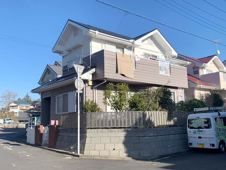 外壁は、紫外線や雨風に強い塗膜性能に加え、親水状態の塗膜に付着した汚れは雨と一緒に洗い流されて壁の美観を守ります。