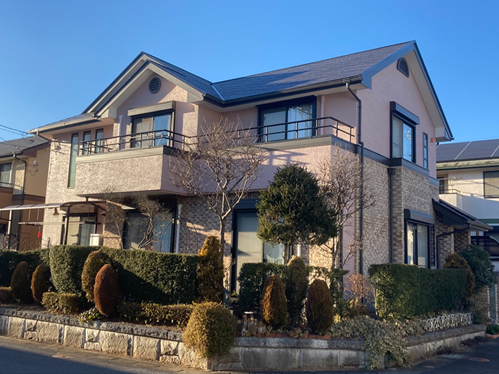 屋根は、クリヤー仕上げで塗り上がりの艶感がアップし、劣化による艶ムラが低減されます。塗膜をクリヤー層で保護することにより耐候性が長く保たれます。