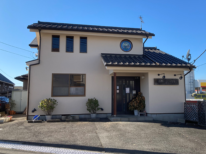 外壁は、艶消しの自然な風合いでしっくい調の仕上がりです。吸水防止性と撥水性でカビや汚れの付着を抑え美しさを保ちます。
