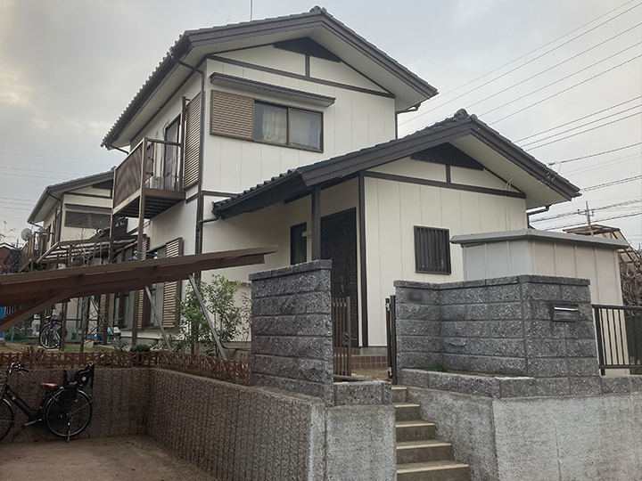 外壁は、シルクのようなしっとりとしたなめらかな艶消しの仕上りです。低汚染性で雨筋汚れを抑制し、防かび性に優れています。
