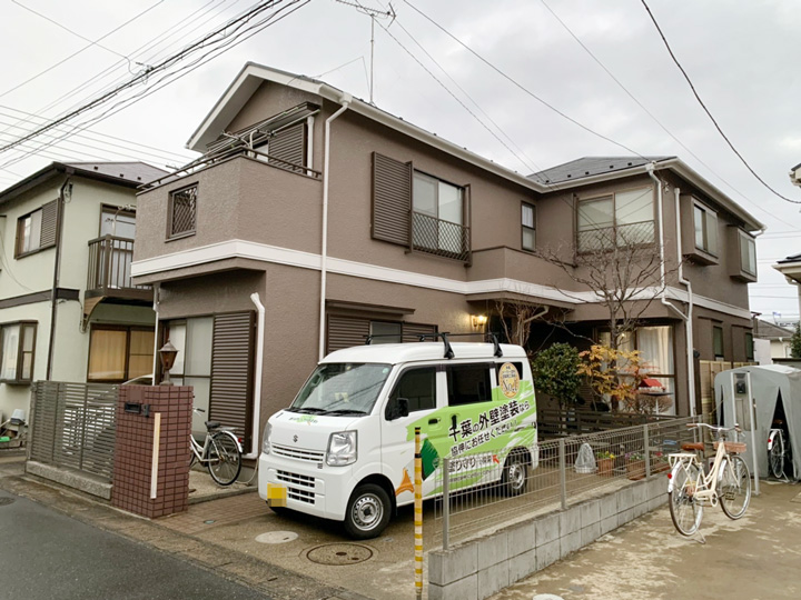 外壁は、最高クラスの透湿性を発揮して雨などの水滴は通さずに水蒸気を逃す性質を持ちます。フッ素樹脂塗料を凌ぐ耐候性が建物の美観を永く保ちます。