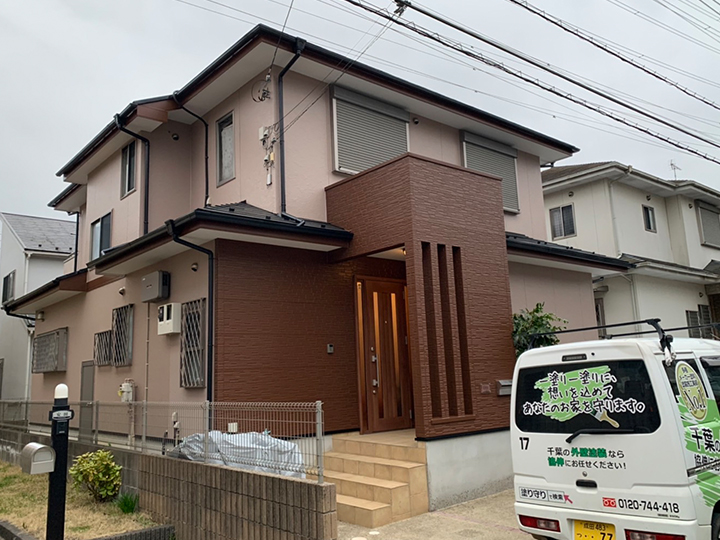 外壁は、紫外線や風雨に強い強靱な塗膜性能に加え、劣化を抑制するため、塗膜を長く保護します。