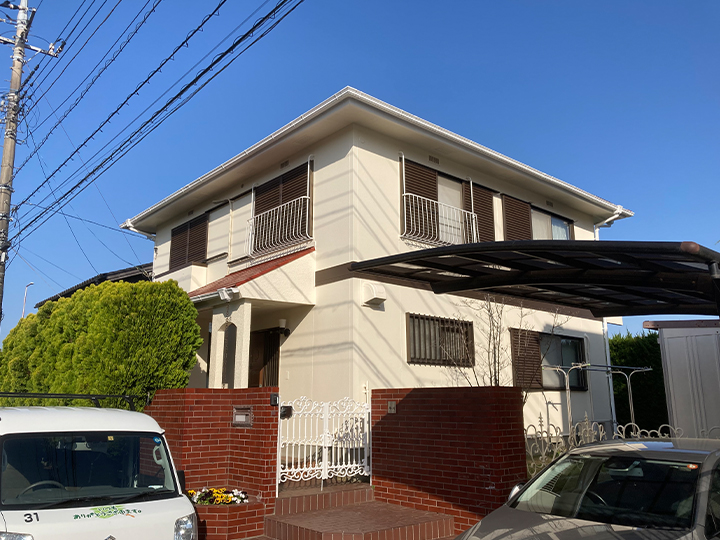 屋根は、優れた浸透力でくさび効果を発生し高い密着性を発揮します。カビや藻の発生を抑え美観を保ちます。