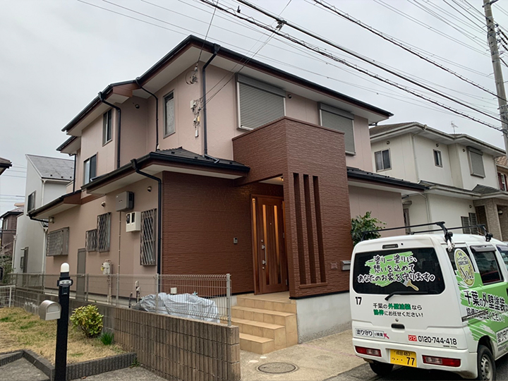 外壁は、紫外線や風雨に強い強靱な塗膜性能に加え、劣化を抑制するため、塗膜を長く保護します。