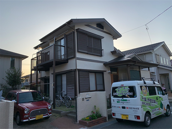 外壁は、紫外線による塗膜の劣化を防ぎ外壁を長期にわたり保護します。フッ素に迫る高耐候性でカビや藻が付着しにくくなっています。