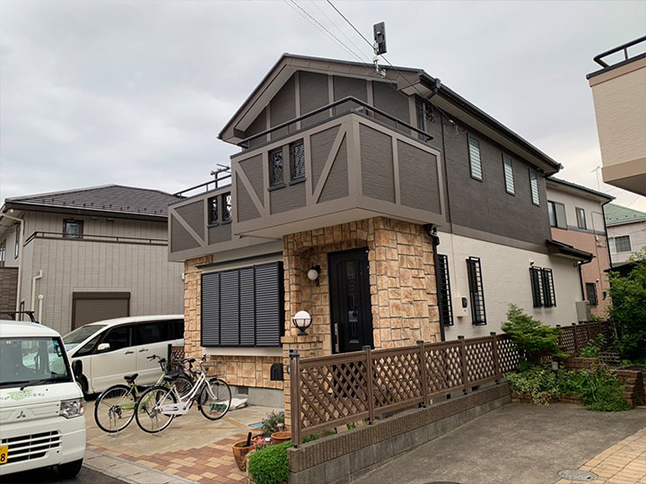 外壁は、透湿性の高い塗料で雨などの水滴は通さずに水蒸気を逃す性質を持ちます。熱膨れの原因となる水分を効率的に排出することができます。