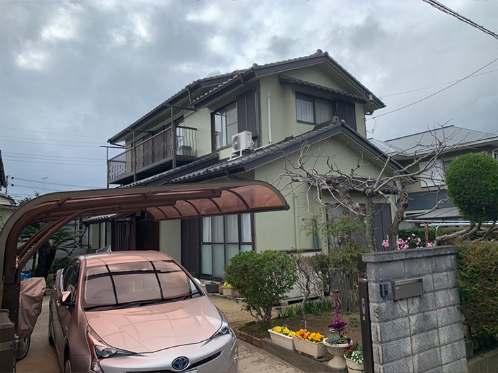 外壁は、紫外線による塗膜の劣化を防ぎ、最上位品フッ素に迫る高耐候性を持ち、外壁を長期にわたり保護します。