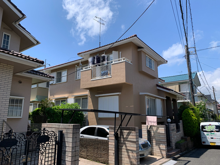 外壁は、柔軟性に優れた塗膜によりヒビ割れリスクを軽減します。最高クラスの透湿性を発揮して雨などの水滴は通さずに水蒸気を逃す性質を持ちます。