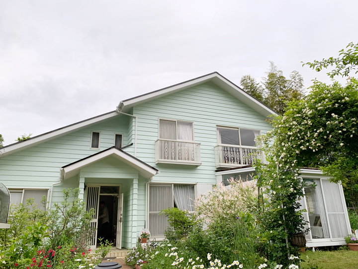 外壁は、フッ素樹脂に匹敵する耐候性能を実現し塗装後の美しい仕上りを永く保ちます。埃や塵が付着しても雨水と共に自然に洗い流され壁が汚れにくい設計です。