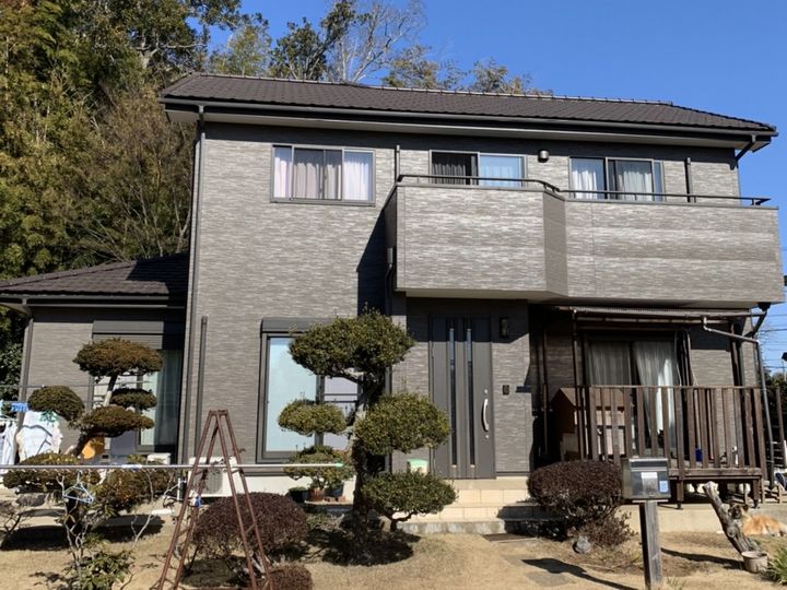 外壁は、埃や塵が付着しても雨水と共に自然に洗い流され、壁が汚れにくい設計です。また柔軟性に優れヒビ割れしにくい塗料です。