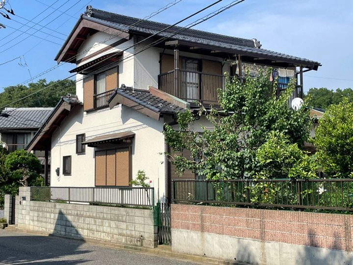外壁は、親水性の高い無機の塗膜が汚染物質を寄せ付けず雨水で汚れを落とす特性を持ちます。防カビ・防藻性を有しカビや藻の発生を抑制します。