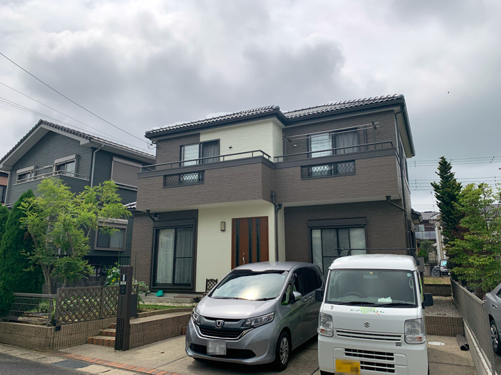 外壁は、柔軟性に優れた塗膜によりヒビ割れリスクを軽減します。親水性の高い無機の塗膜が汚染物質を寄せ付けず、雨水で汚れを落とす特性を持ちます。