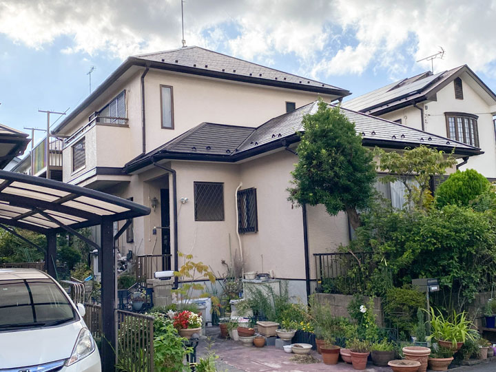 屋根は、耐UV性と耐酸性を強化してフッ素に勝る耐候性が得られ厳しい自然環境から屋根を美しく守ります。