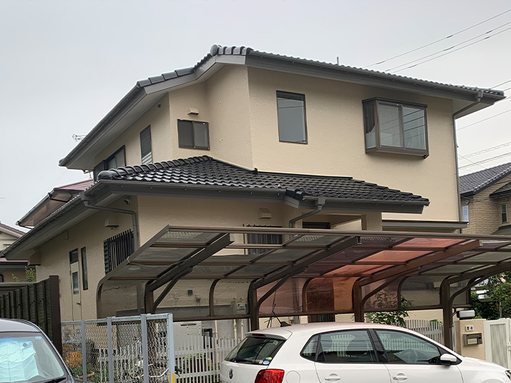 外壁は、紫外線や熱などの劣化要因に強い塗膜が塗装直後の美しい仕上りを永く保ちます。透湿性が高く雨などの水滴は通さずに水蒸気を逃がす性質を持ちます。