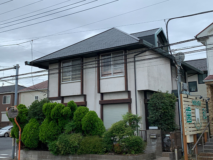 屋根は、建物の中で最も厳しい自然環境にさらされる箇所であるため、耐候性が非常に高く紫外線による塗膜の劣化抑制に威力を発揮する塗料で大切な家をしっかり守ります。