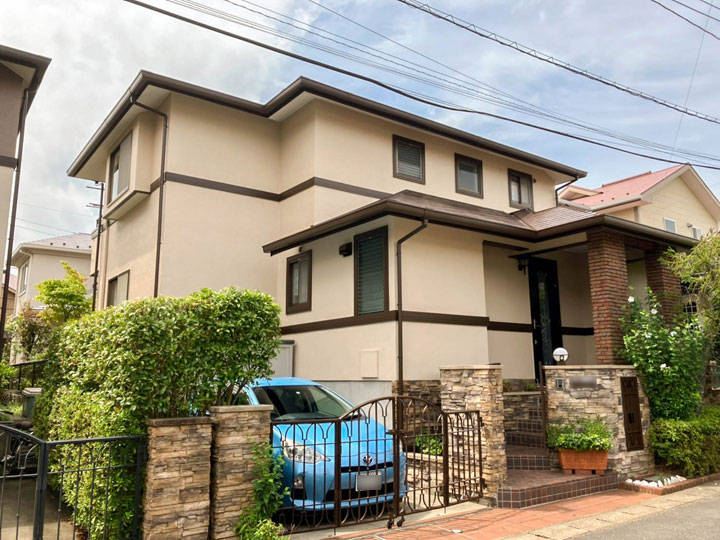 外壁は、最上位品フッ素に迫る高耐候性で紫外線による塗膜の劣化を防ぎ、外壁を長期にわたり保護します。