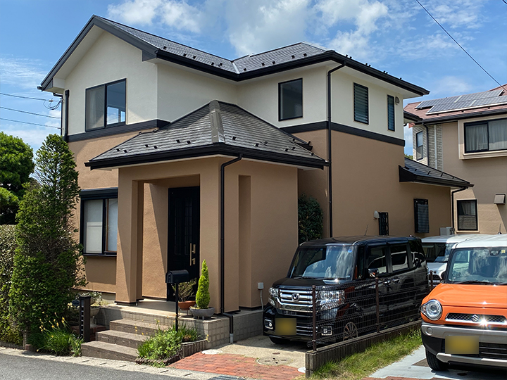 屋根は、雨や紫外線の影響を強く受ける為、撥水性・耐久性・耐候性の高い塗料で最も厳しい自然環境から大切なお家を守ります。