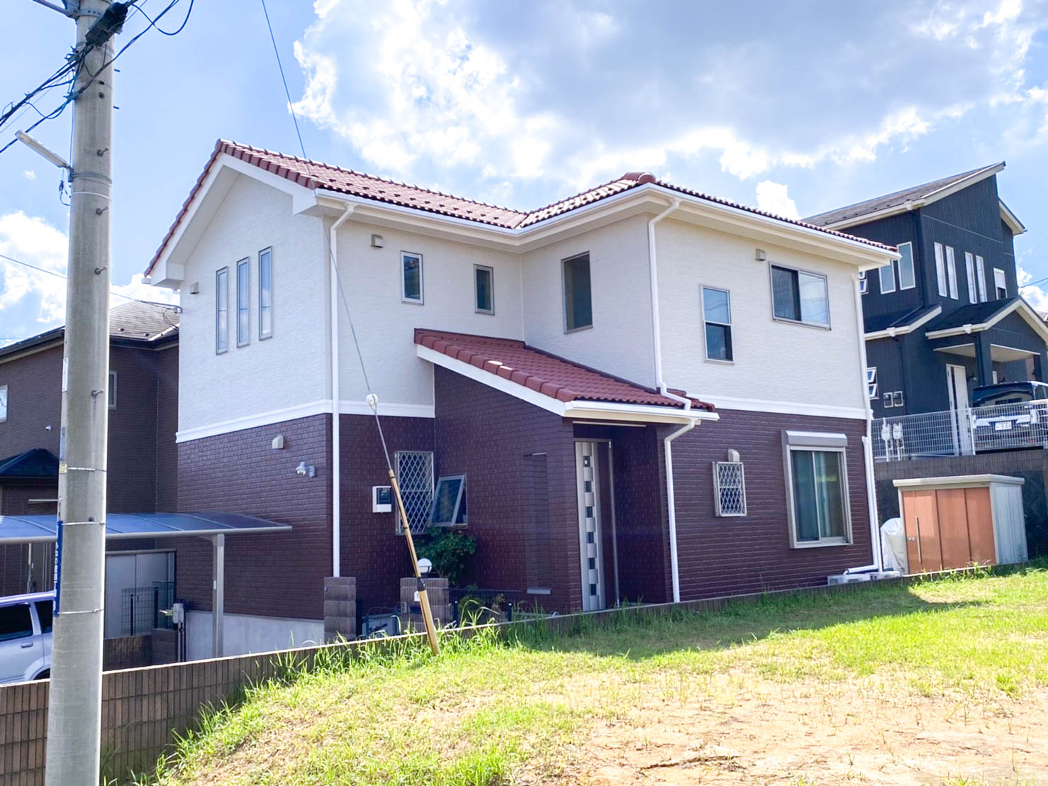 外壁は、フッ素樹脂塗料を凌ぐ耐候性が建物の美観を長期にわたり維持し保護します。柔軟性に優れヒビ割れリスクを軽減します。