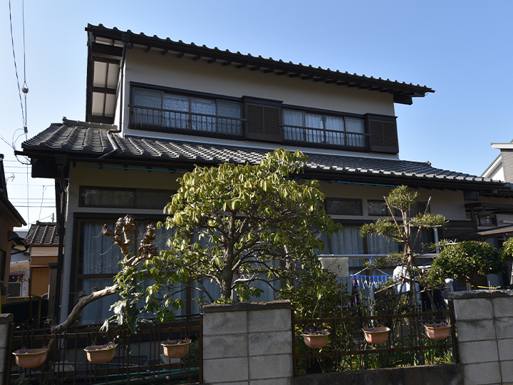 外壁は太陽光線や熱など紫外線による塗膜の劣化を防ぎ、長期にわたり高耐候性を維持します。カビや藻の付着を防ぐ超邸汚染の塗料で素敵に仕上がりました。