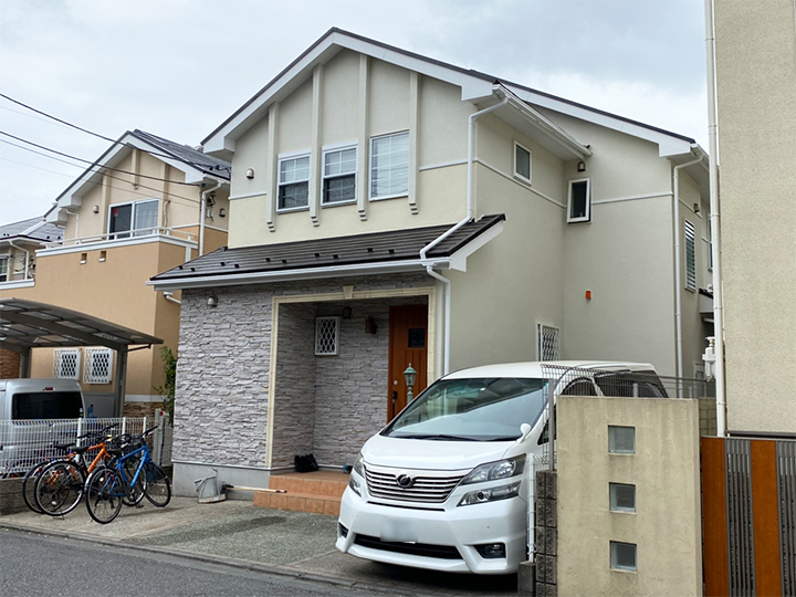 外壁は、シルクのようななめらかな艶消しの仕上がりで、やさしい質感を実現しています。マイクロパウダーで細粒子化し経年劣化における塗膜の割れを軽減します。