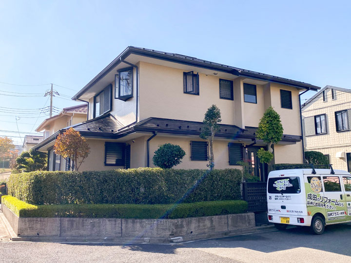 壁は、塗料に配合された成分が空気中の水分を吸着し、親水状態の塗膜に付着した汚れは雨と一緒に洗い流されて壁の美観を守ります。