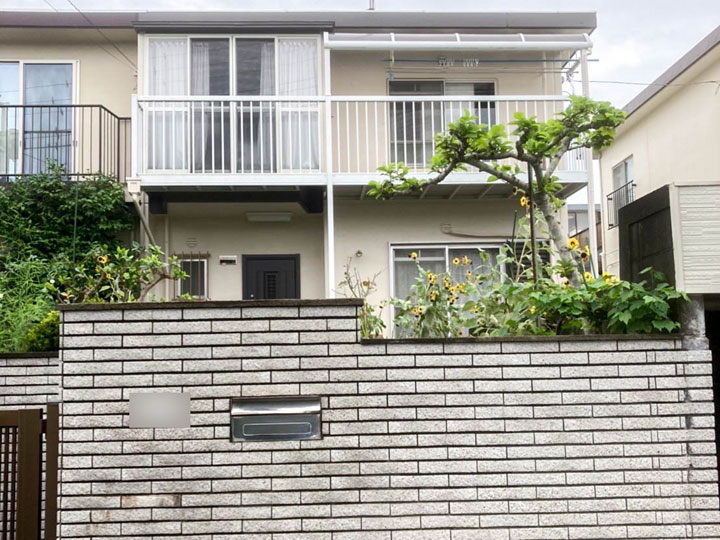 外壁は、最上位品フッ素に迫る高耐候性で臭気の少ない水性塗料です。紫外線による塗膜の劣化を防ぎ長期にわたり保護します。