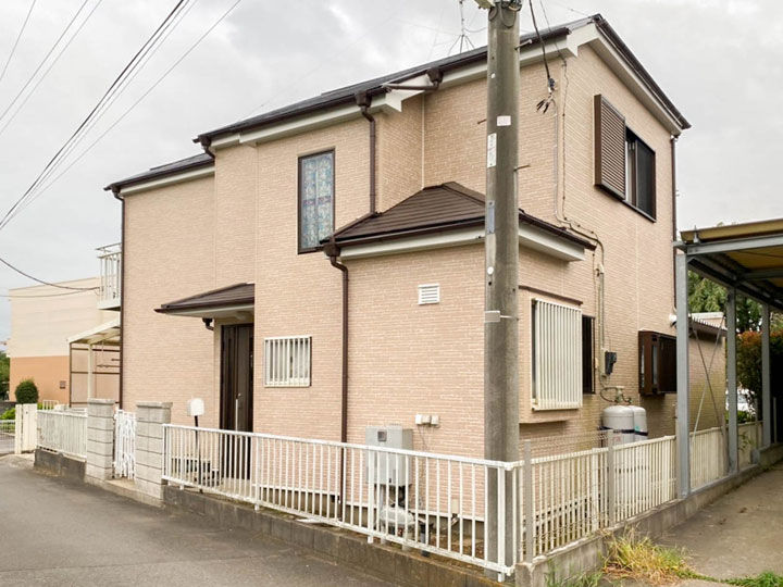 屋根は、鉛を含まない顔料で刺激臭も少なく環境に優しい塗料です。カビや藻の発生を抑え、美観を保ちます。