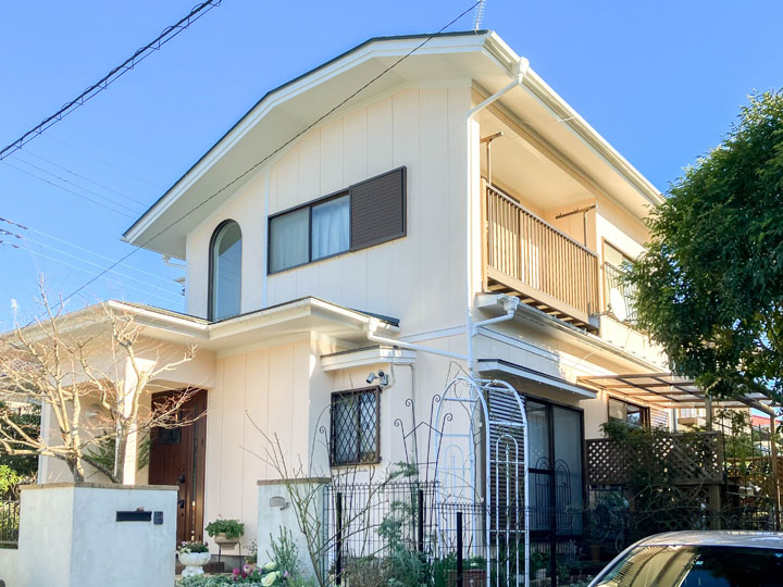 外壁は、柔軟性に優れた塗膜によりヒビ割れリスクを軽減します。最高クラスの透湿性で雨などの水滴は通さずに、水蒸気を逃す性質を持ちます。