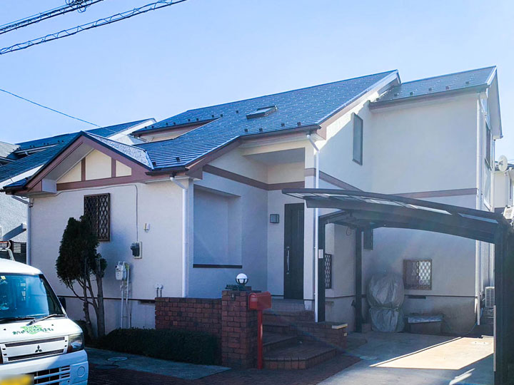 外壁は、最高クラスの透湿性を発揮し熱膨れの原因となる水分を効率的に排出することができます。柔軟性に優れた塗膜でヒビ割れリスクを軽減します。